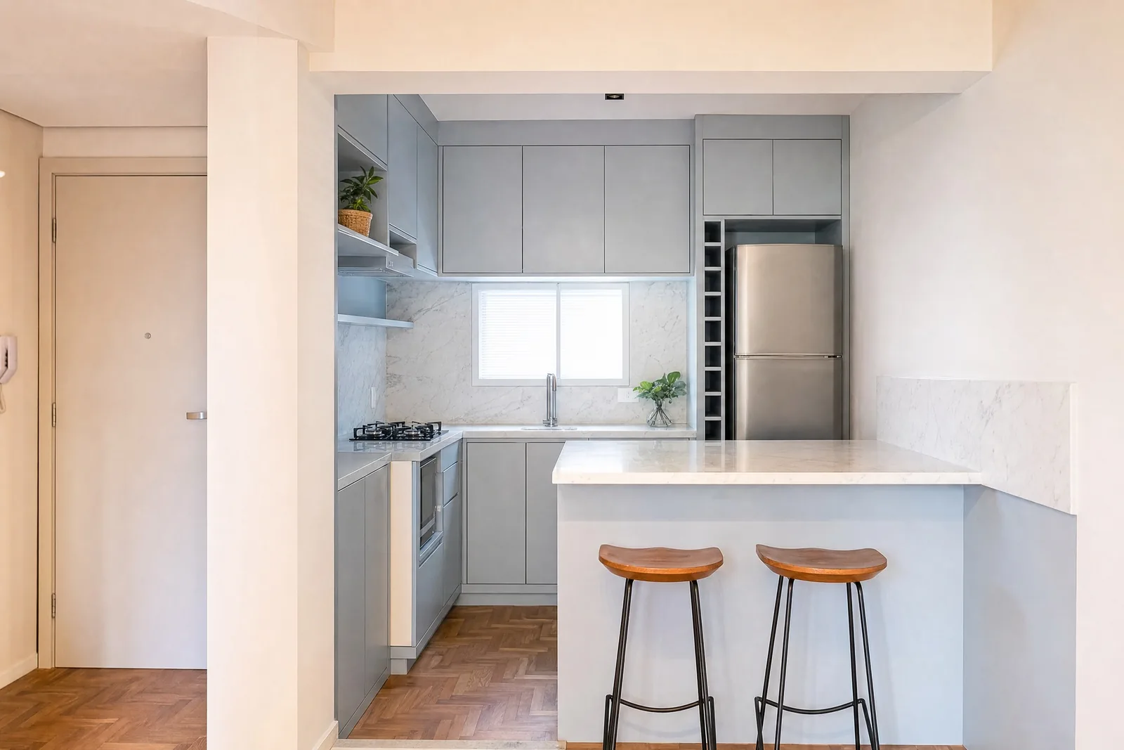 cozinha sob medida pequena em madeira, projeto Moveleiros